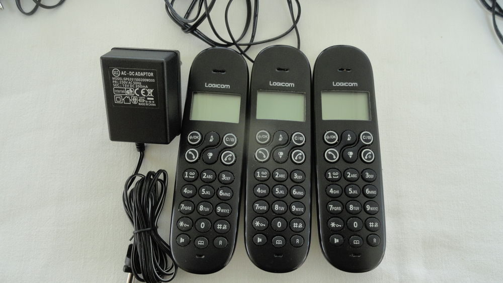 T&eacute;l&eacute;phone + chargeur GEZ ADAPTOR Téléphones et tablettes