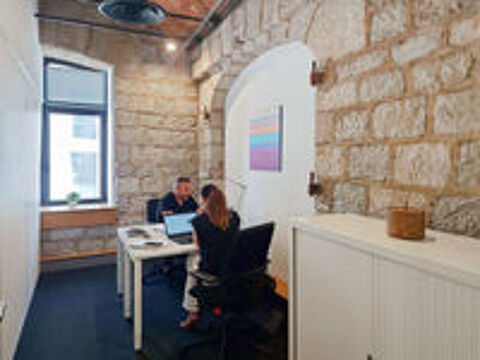   Espace de bureau privé pour 3 personnes à Marseille Les Docks  