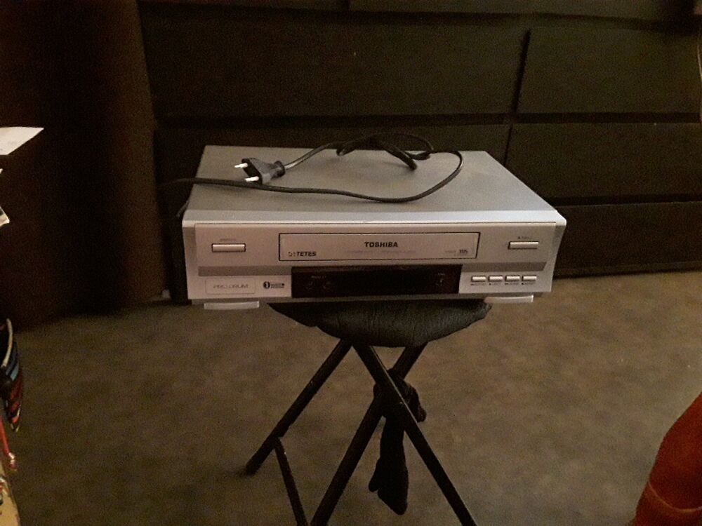 d un magn&eacute;toscope quasi neuf de marque TOSHIBA 4 t&ecirc;te Photos/Video/TV
