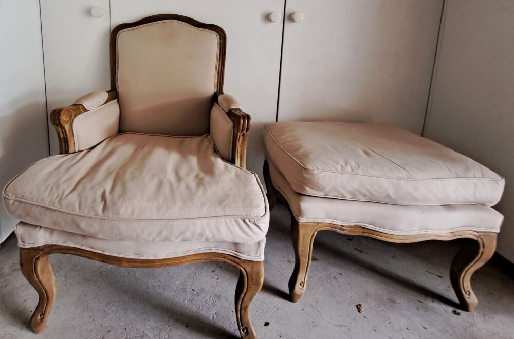 
Fauteuil cabriolet et tabouret assorti Meubles