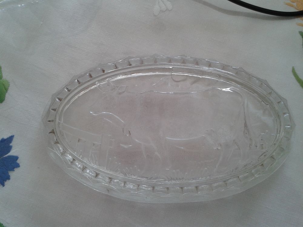 Beurrier ancien en verre moul&eacute; d&eacute;cor vache &eacute;tat neuf Cuisine