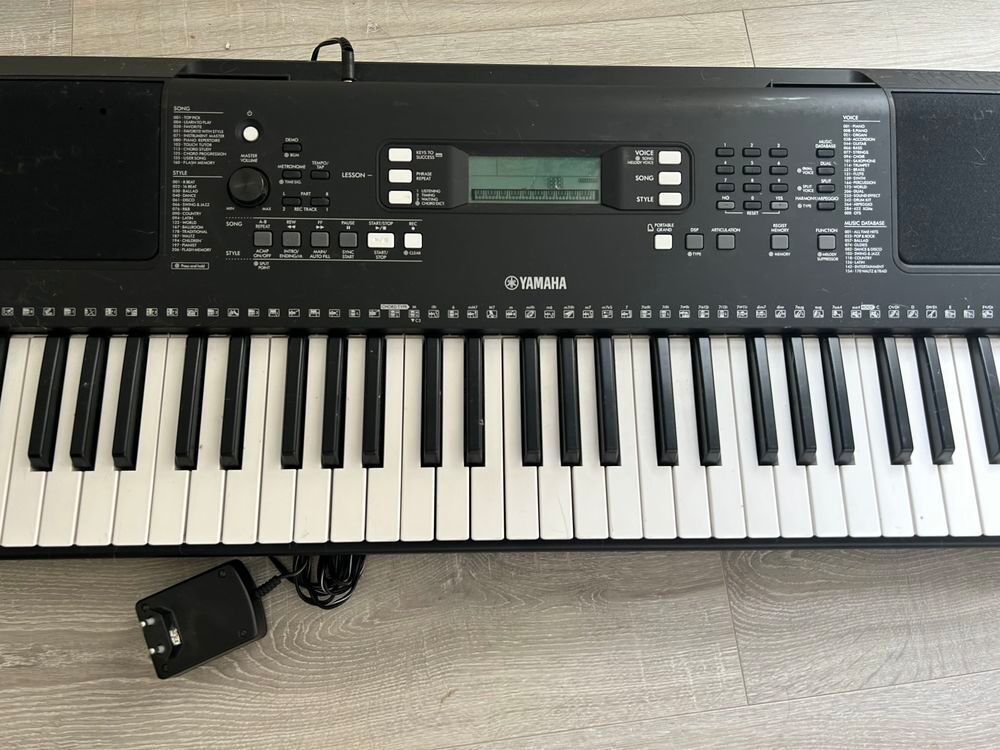 Clavier Yamaha PSR-E373 avec adaptateur, bon &eacute;tat Instruments de musique