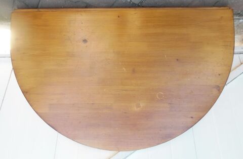 1/2 table rabattable � fixer au mur 1 M de diam�tre en TBE 50 Castries (34)