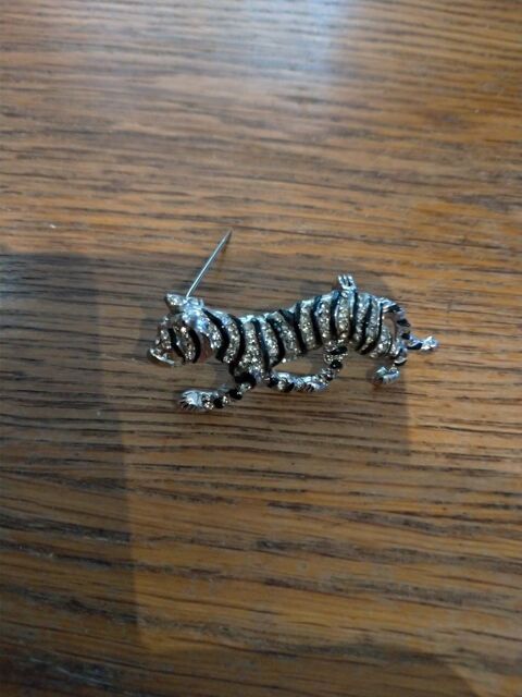Broche rhodie tigre laqu noir 10 Saint-Brs (30)