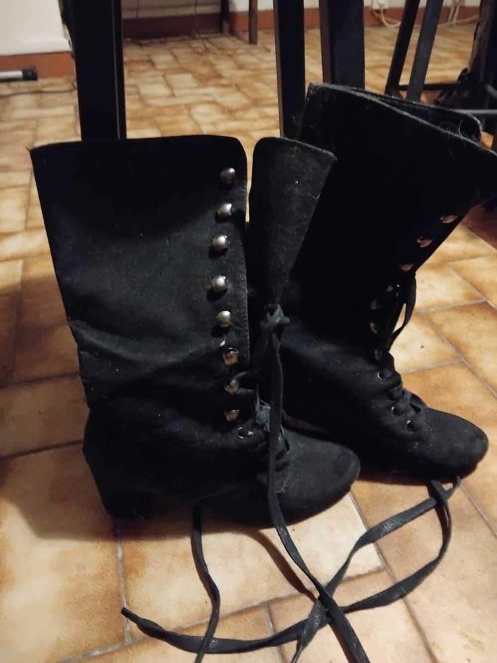 Bottes noires avec lacets sur le devant Chaussures