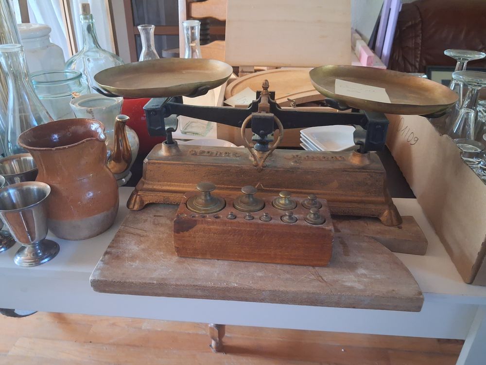 BALANCE AVEC PLATEUA ET COFFRET DE POIDS Décoration