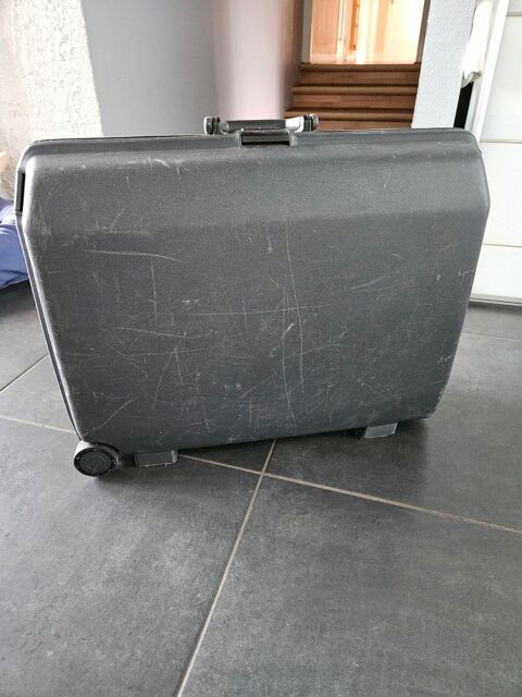 AFFAIRE:grosse valise Samsonite trs solide 18 Villars (42)