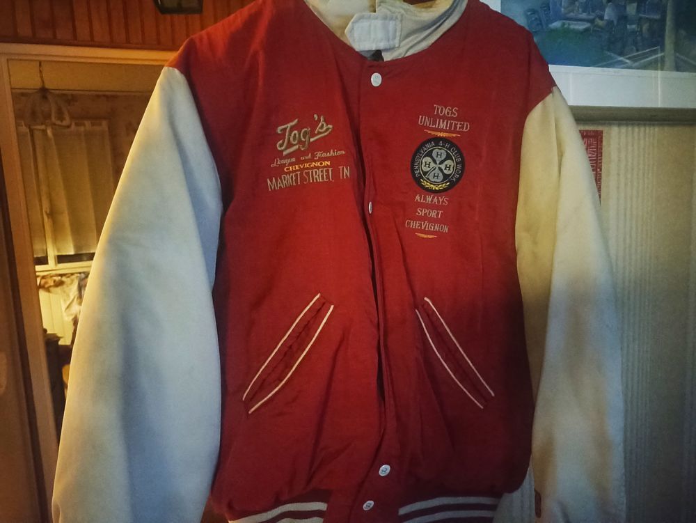 Blouson Chevignon, rare. Imperm&eacute;able, avec capuche. Vêtements