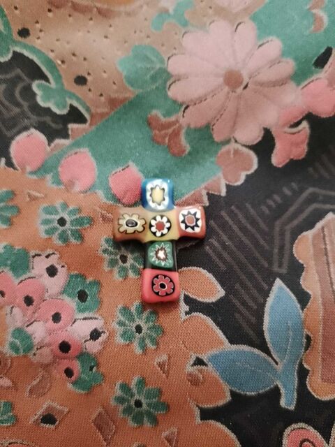 petite croix multicolore en verre �  coller vintage ann�es 90. 6 Carqueiranne (83)