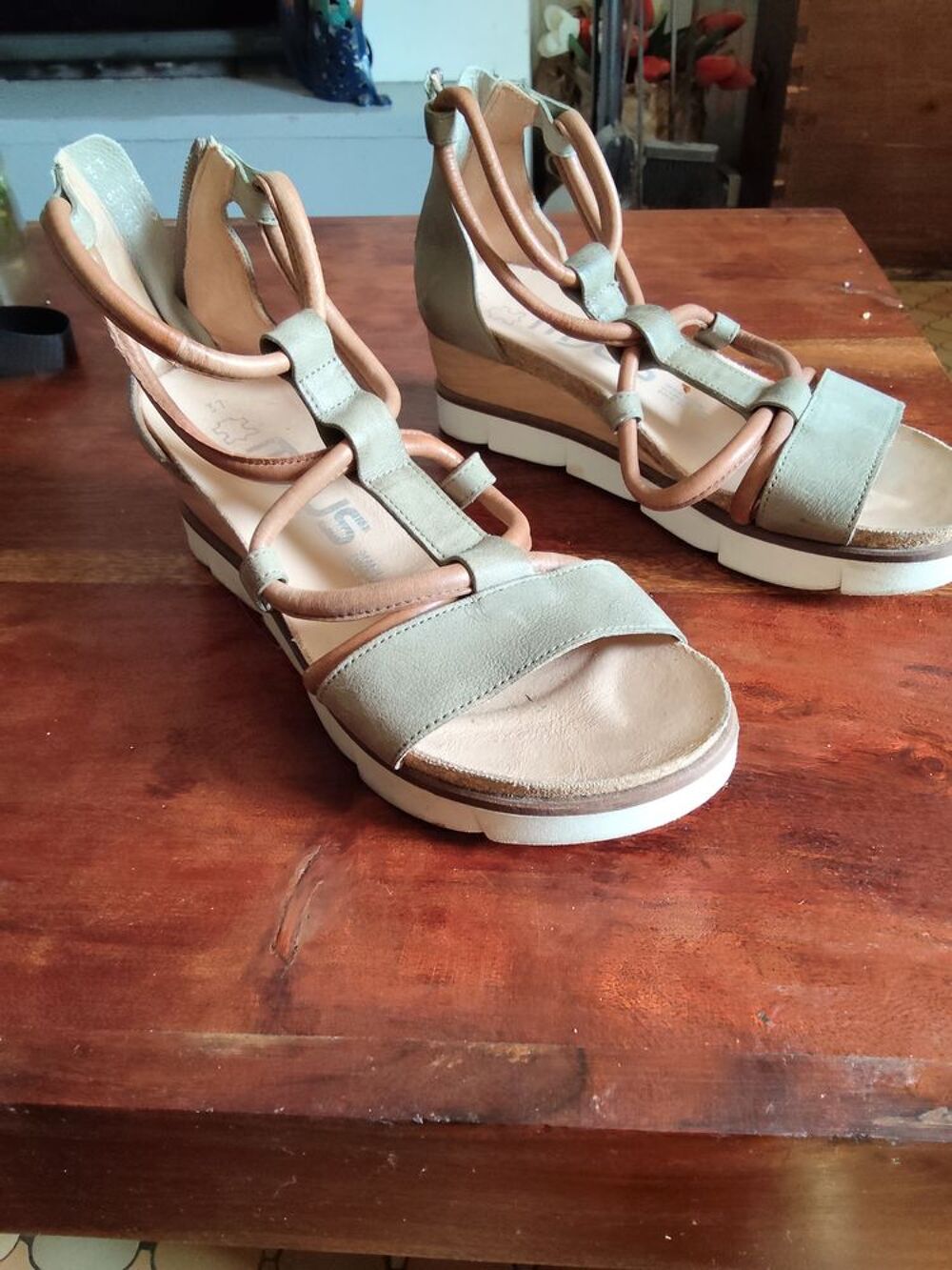 Chaussures d'&eacute;t&eacute;. M&eacute;lange cuir vert et marron Chaussures