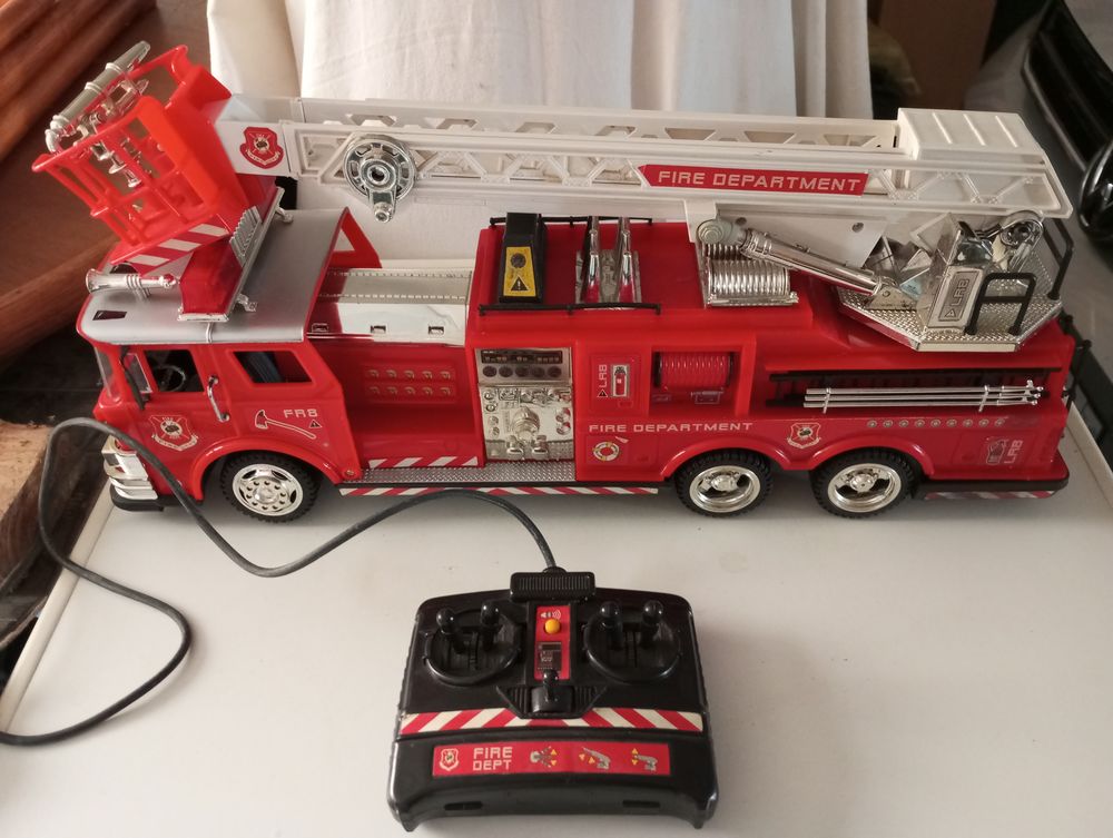 Camion de pompier t&eacute;l&eacute;command&eacute; Jeux / jouets