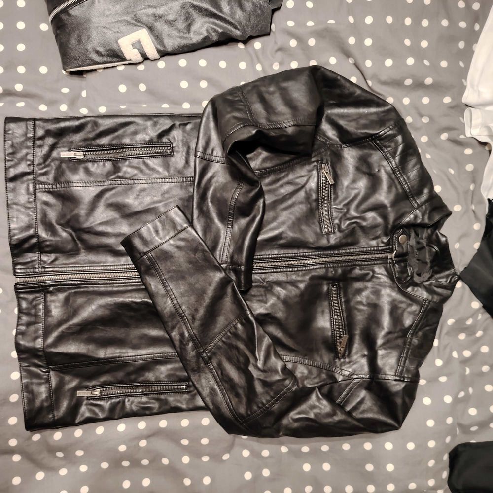 LOT V&Ecirc;TEMENTS 14/16 ANS Vêtements enfants