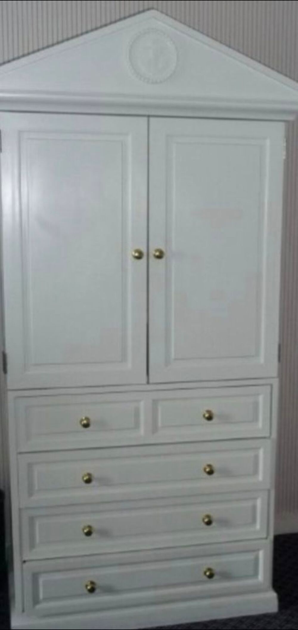 Armoire de luxe pour enfant ou adulte de la marque Drexel. Meubles
