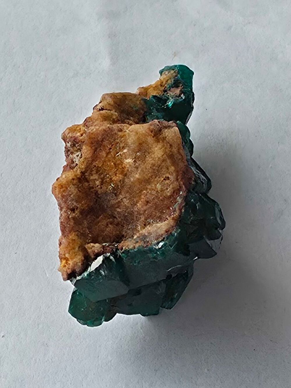 Sp&eacute;cimen de Dioptase v&eacute;ritable sur roche-Collection &amp; Lithoth&eacute;rapie 