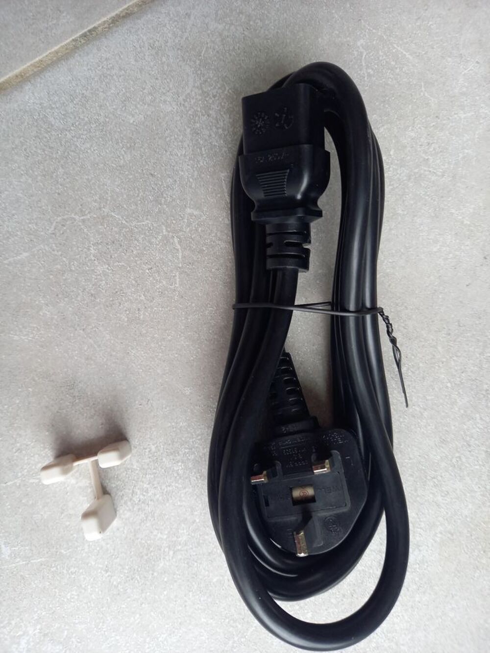 Cordon &eacute;lectrique CEI IEC 60320 C19 vers prise type UK 230cm Bricolage