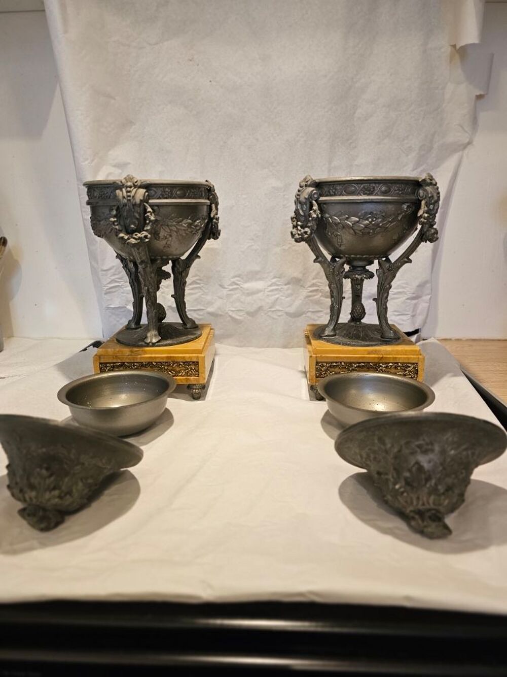 Garnitures de chemin&eacute;e (cassolettes) 