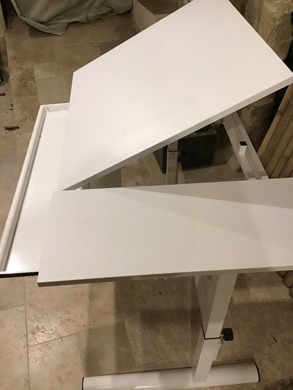 bureau hauteur r&eacute;glable larg 110 x 68 pieds m&eacute;tal plateau bois valeur 110€ vendu 50€ Meubles