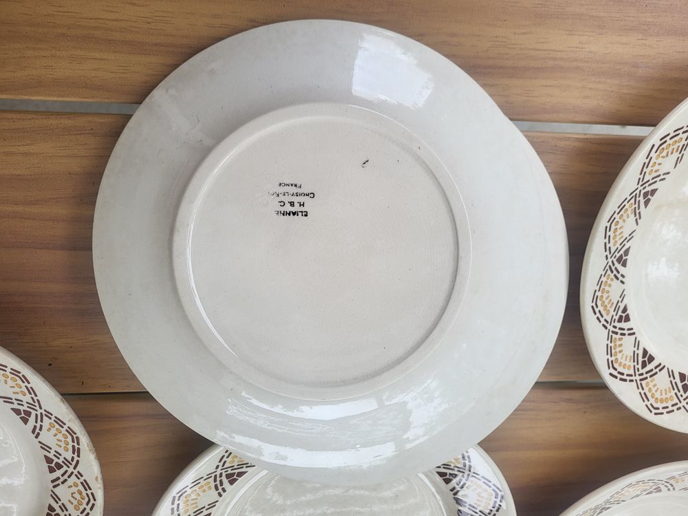 Lot de 6 assiettes plates anciennes en fa&iuml;ence &eacute;maill&eacute;e 
