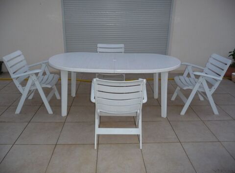 Grande table ovale marque Grosfillex et 4 fauteuils 300 Celles-sur-Belle (79)
