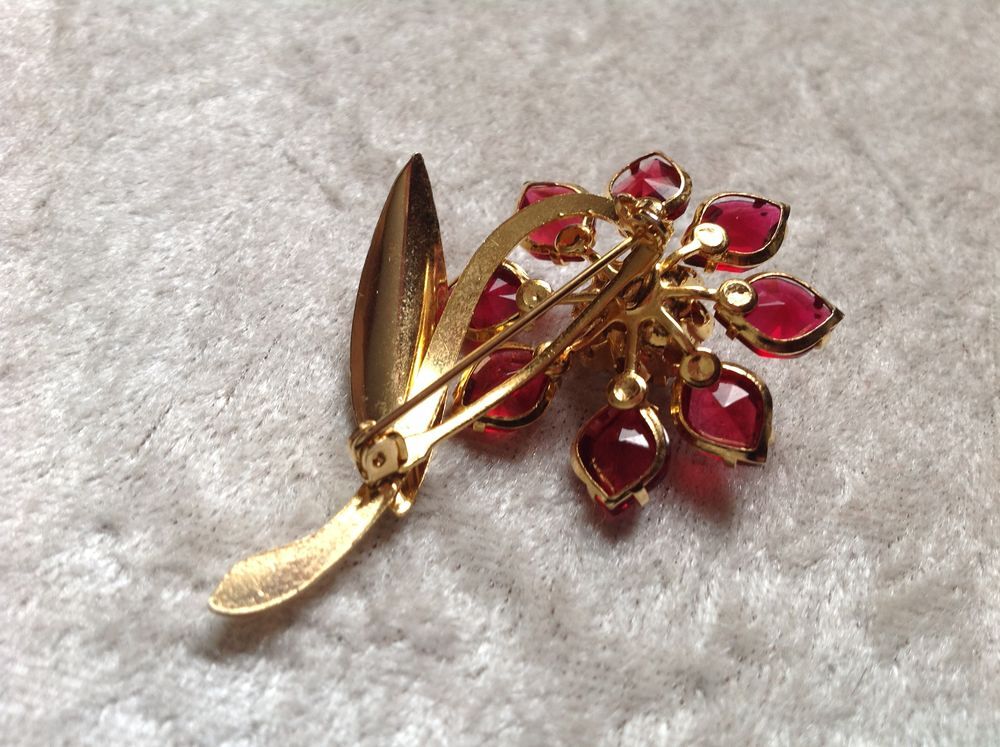 BROCHE FLEUR ROUGE ET BLANCHE M&Eacute;TAL DOR&Eacute; Envoi Possible
Bijoux et montres