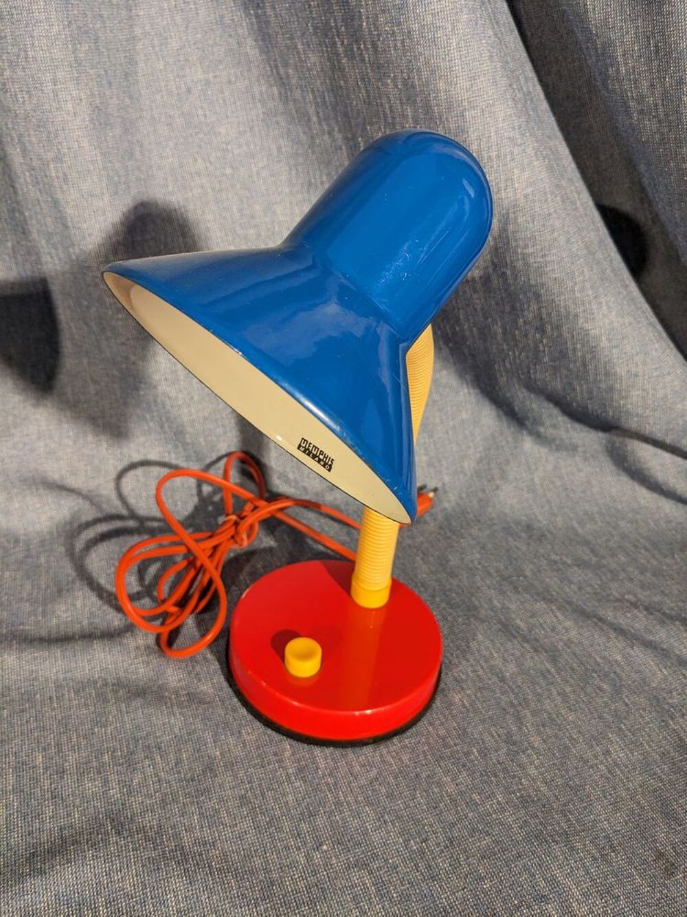 Lampe MEMPHIS Ettore Sottsass abat jour bleu Voir photos.
Ap Electroménager