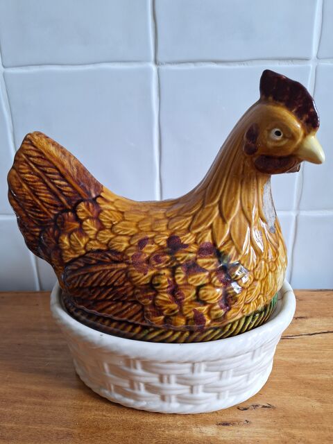Ancienne terrine d�corative en barbotine poule sur son nid 28 Marseille 7 (13)