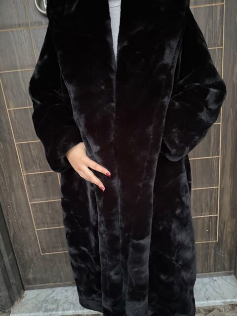 Manteau long en fourrure noire luxe �  El�gant & intemporel �-� Neuilly-sur-Seine (92)