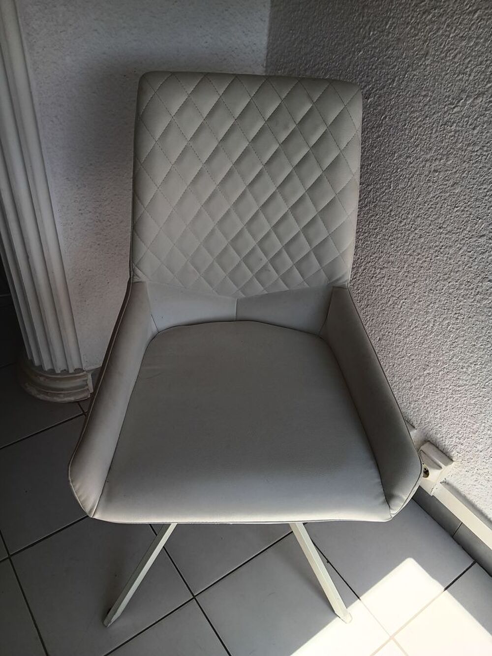 Table et ses 4 chaises. Meubles