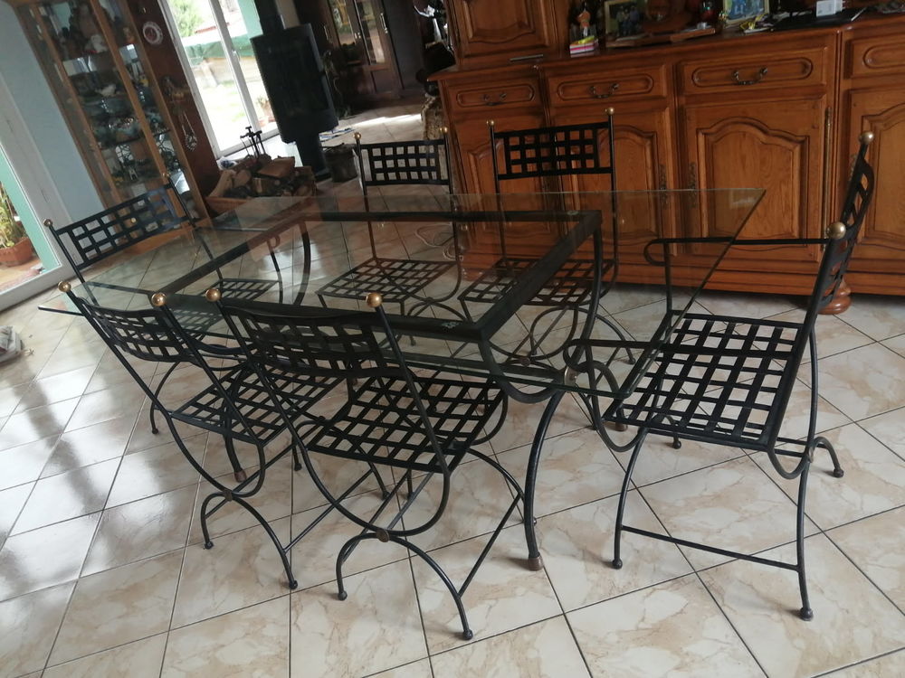 table de salle &agrave; manger verre et chaises en fer forg&eacute; Meubles