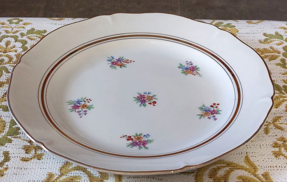 service de vaisselle 71 pi&egrave;ces en porcelaine Saint Amand Décoration