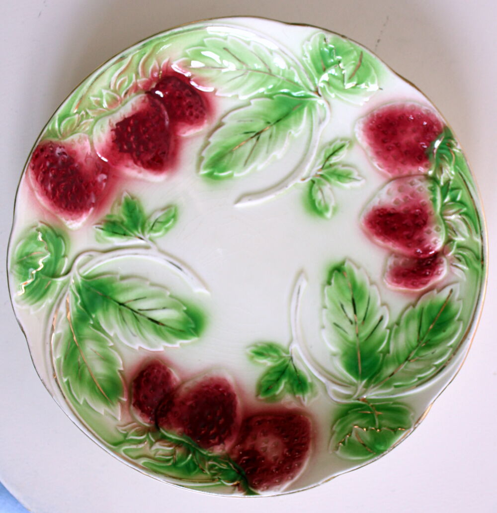 Assiette plate ancienne barbotine Onnaing, d&eacute;cor de fraises Cuisine