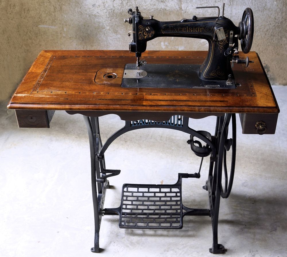 machine a coudre &agrave; p&eacute;dale 