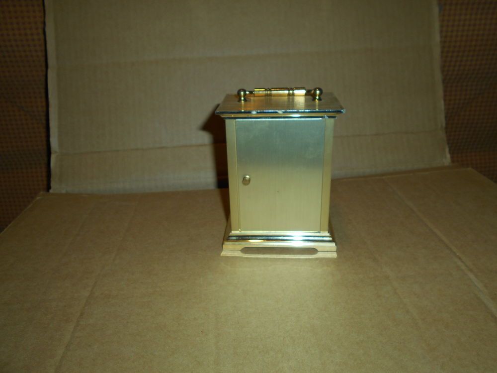 Horloge /pendule en m&eacute;tal jaune
D�coration