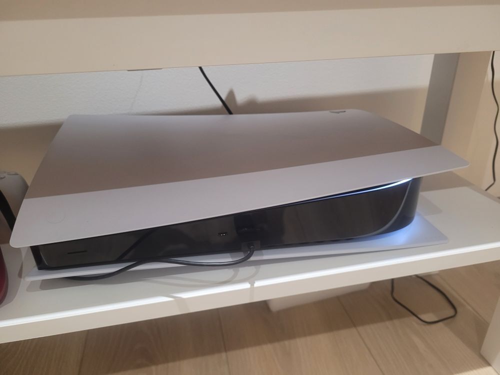 Playstation 5, deux manettes et un chargeur Consoles et jeux vidéos