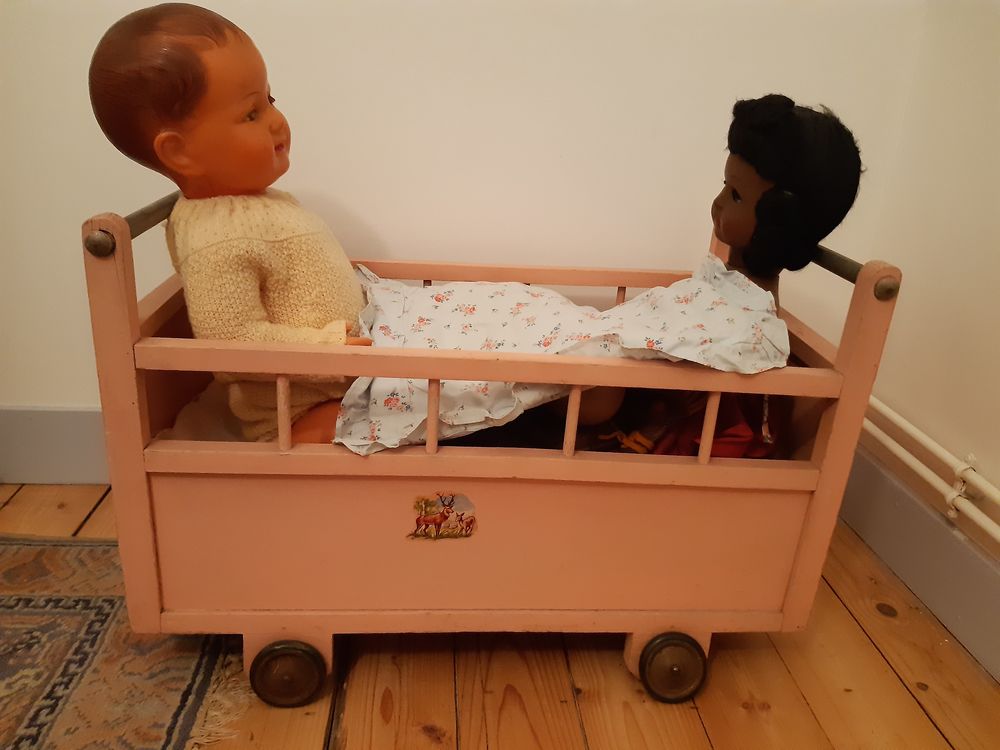 Lit pour poup&eacute;es ancien en bois Jeux / jouets