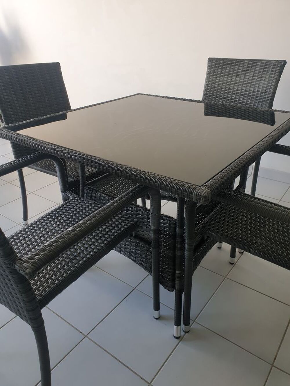 TABLE DE JARDIN ET SES 4 CHAISES Electromnager