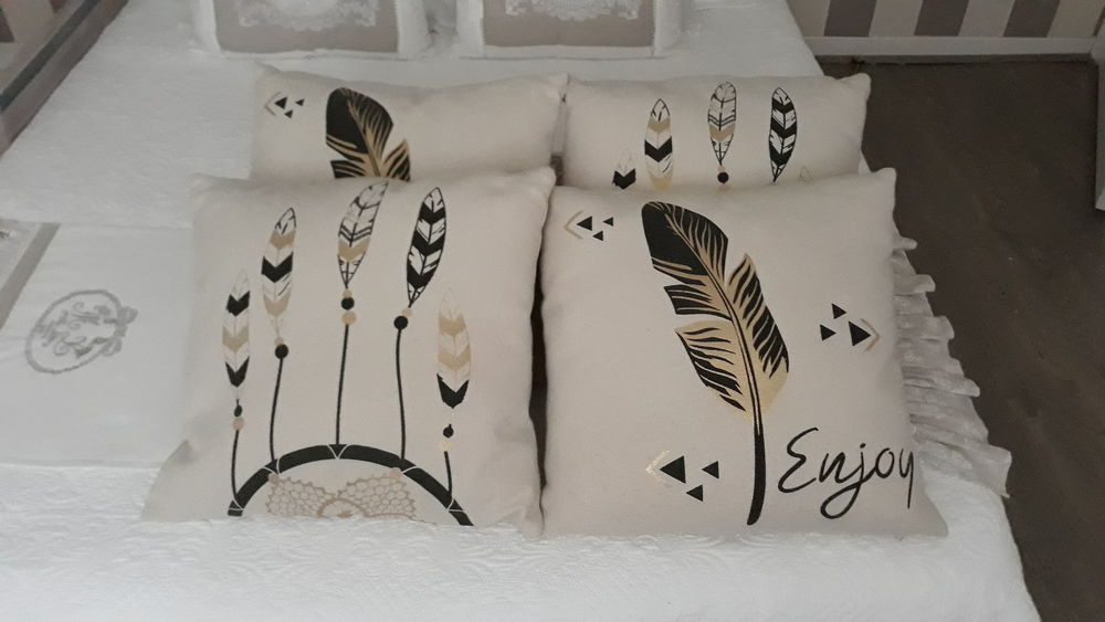 Coussins d&eacute;coratifs ivoire aux motifs noirs et or Décoration