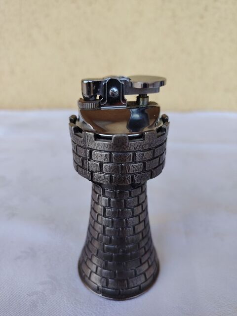 Briquet de table tour crénelée
35 Salon-de-Provence (13)