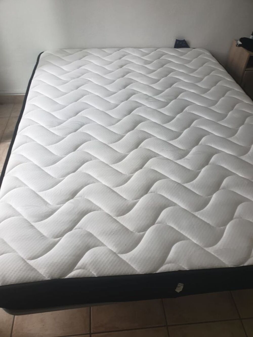 Lit complet (sommier, matelas, pieds) Meubles