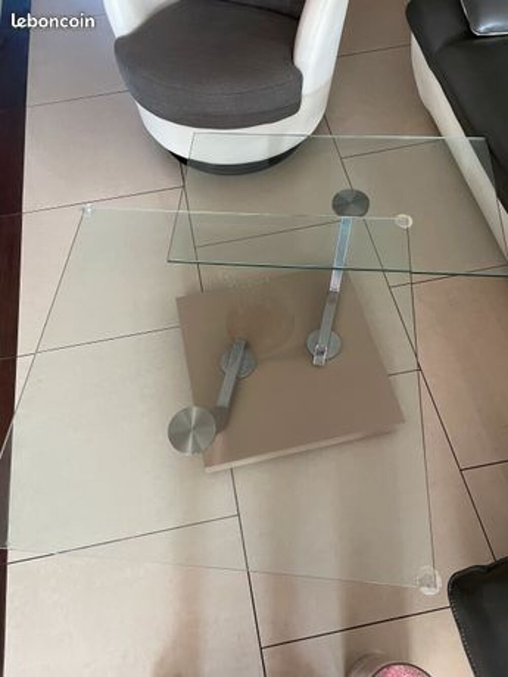 Tr&egrave;s belle table en verre transparent
Meubles