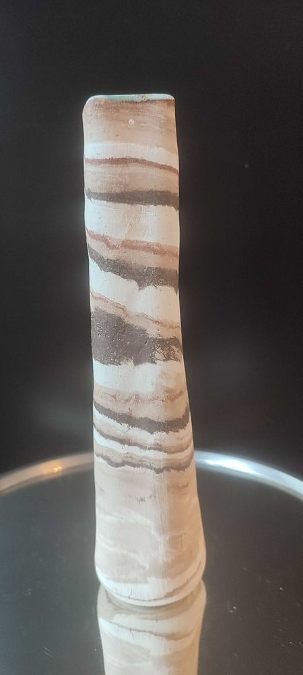 Vase en gr&egrave;s tourn&eacute; sign&eacute; &agrave; d&eacute;cor en relief 