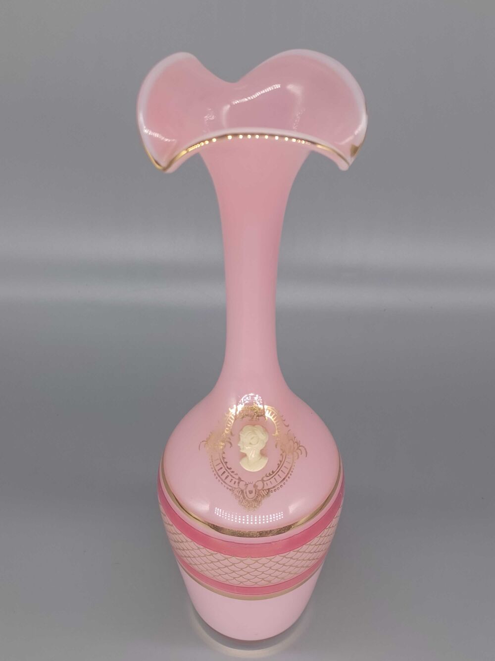 vase en opaline rose avec dorures et cam&eacute; vdsa Décoration