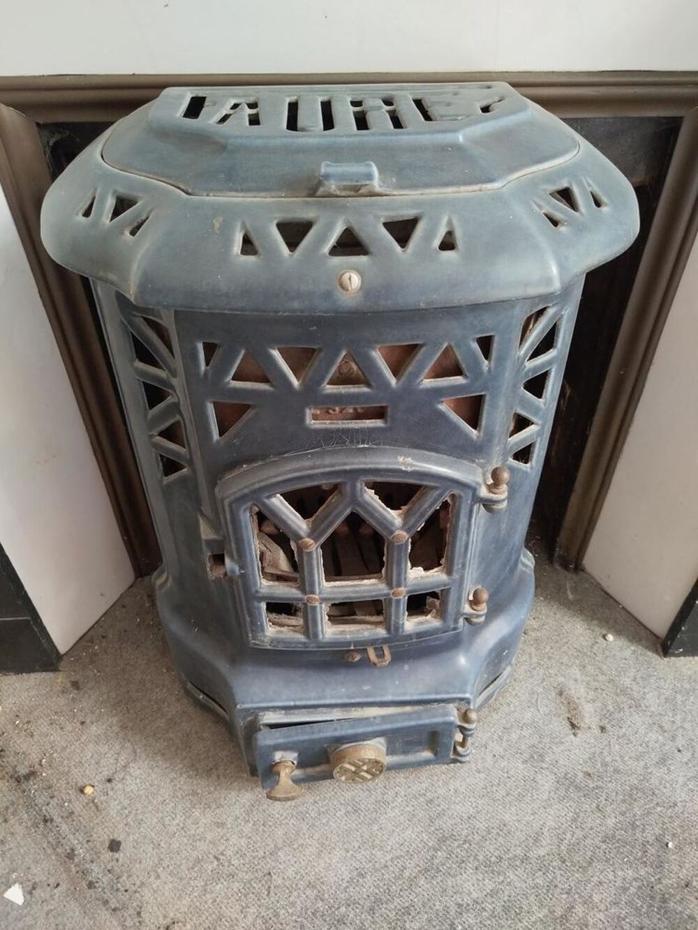Ancien po&ecirc;le en fonte Faure. Décoration