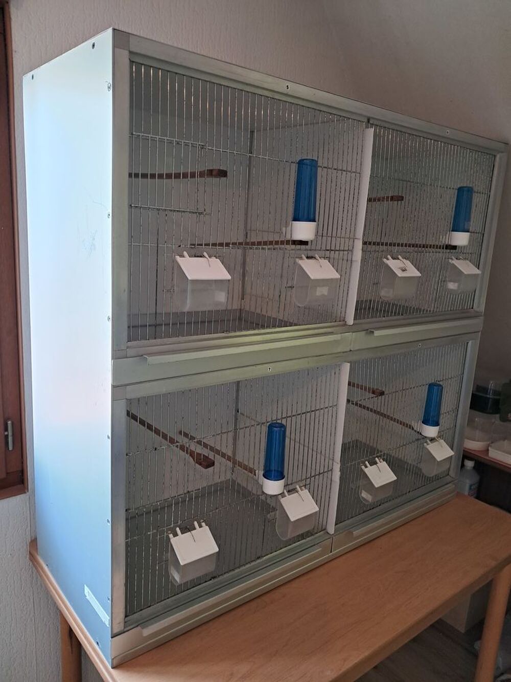   Cage, batterie d'élevage d'oiseaux 