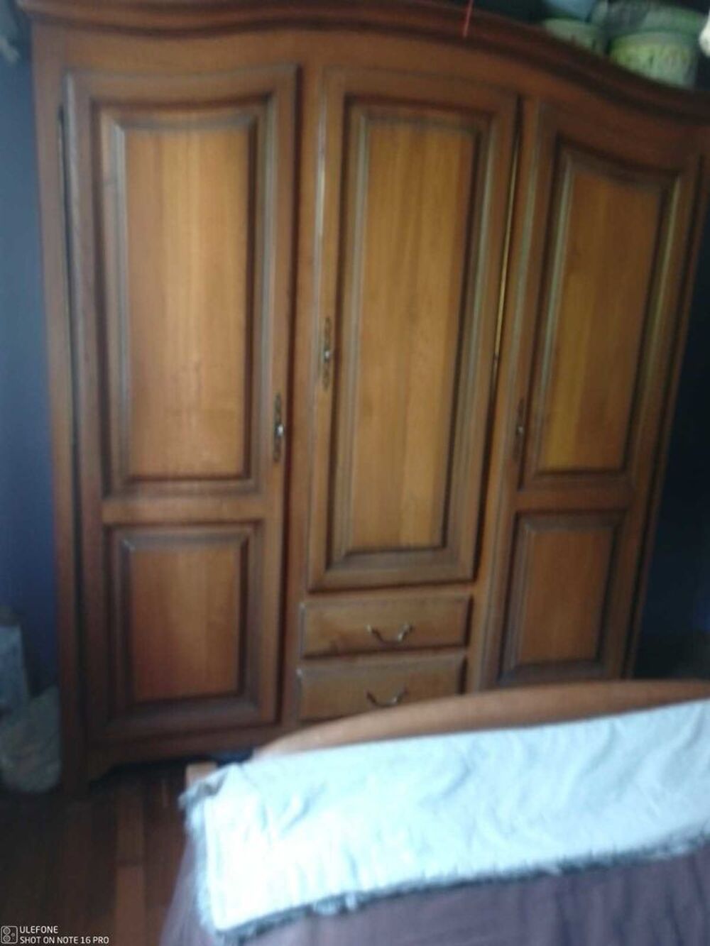 Armoire en bois massif Meubles