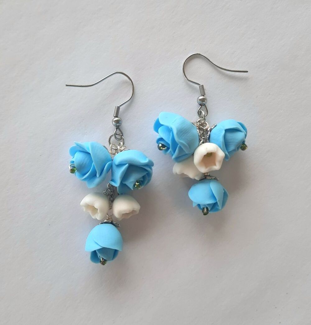Boucles d'oreilles avec les roses bleues Bijoux et montres