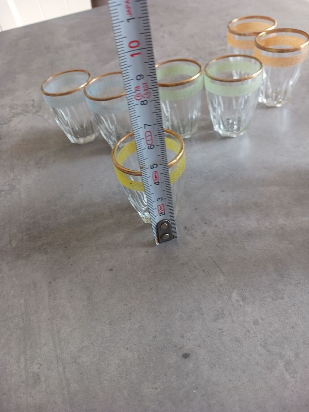 Ensemble de carafe et verres en verre avec bordures dor&eacute;es Décoration