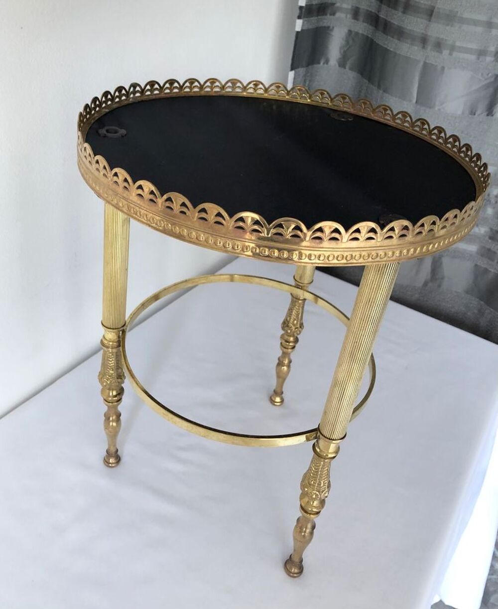 Table d'appoint ronde tripode laiton style n&eacute;oclassique Meubles