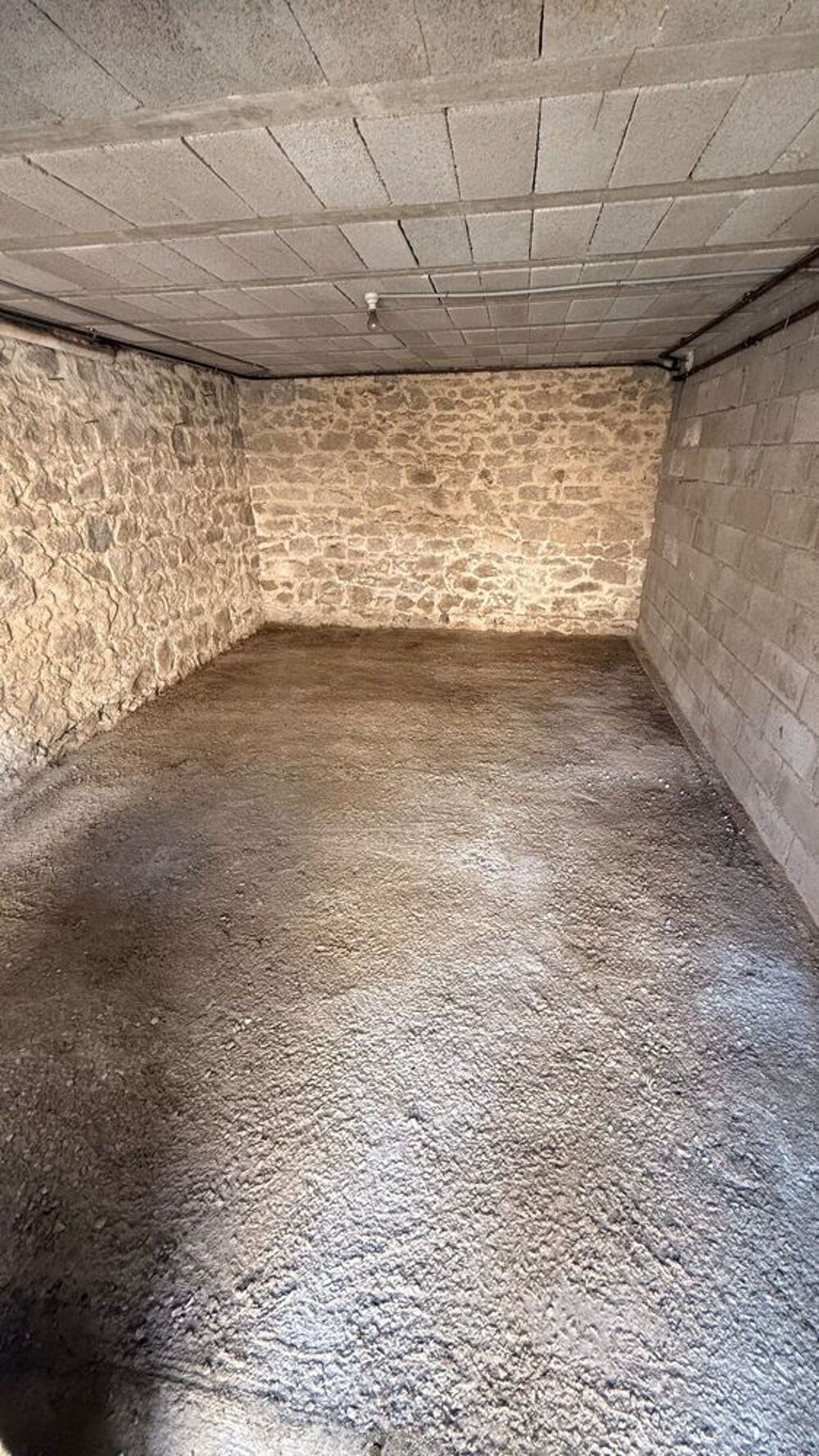 Location Parking/Garage Garage 23m2 porte neuve, dalle bétonnée, électricité Guéret