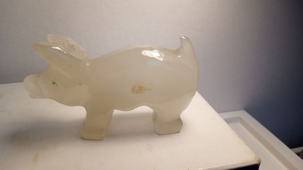 Une Petite figurine cochonne blanche 